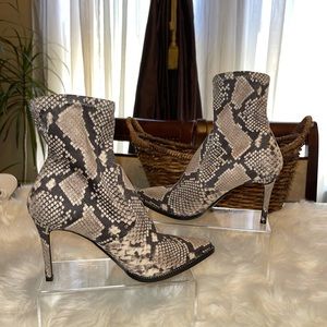 STEVE MADDEN WOMENS SNAKE PRINT BOOTS size 9.5